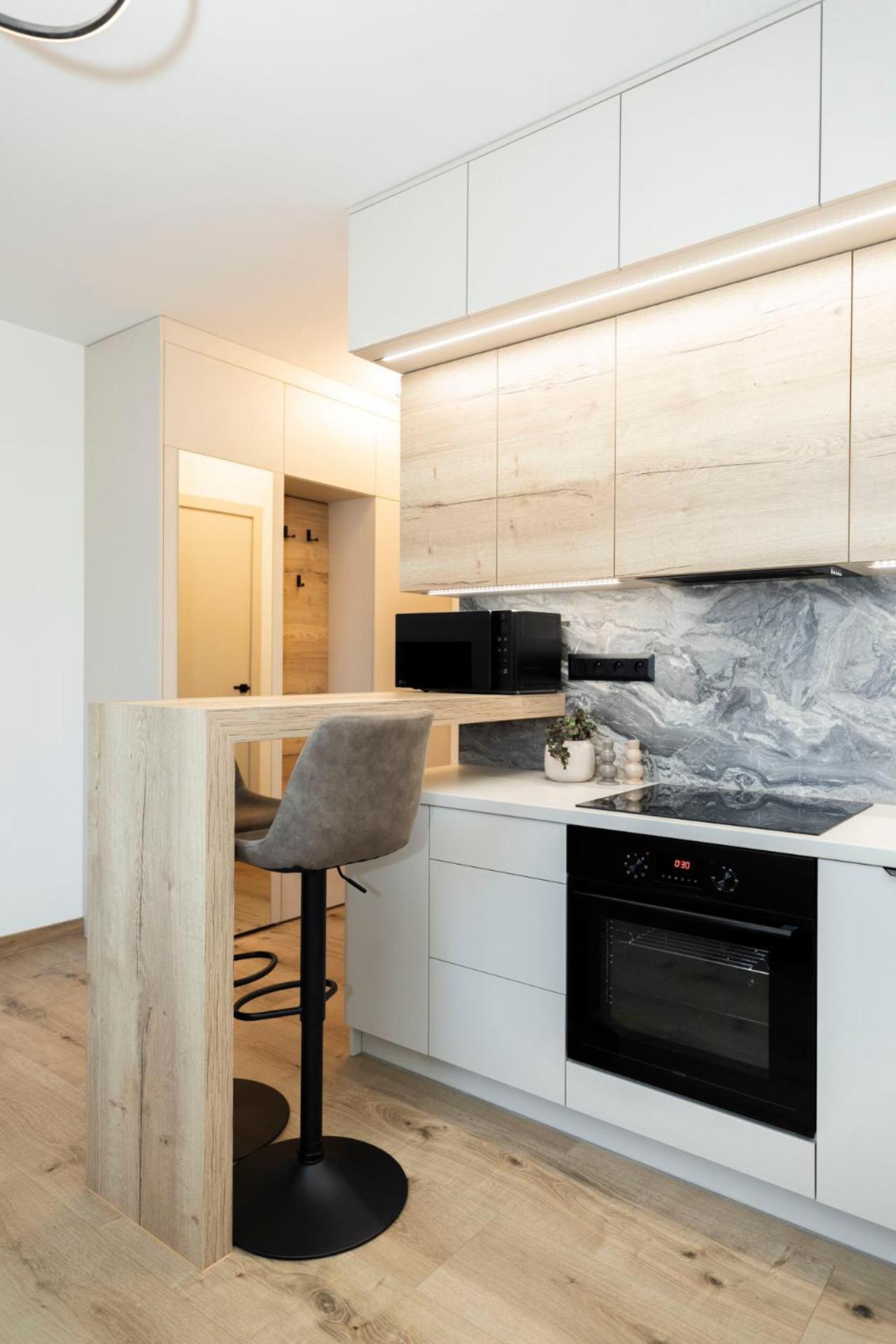 Alure Residences 9 & 24H Self Check-In, Private Parking In Front Of The Apartment Building Included, New Building, Terrace, The Apartment Building Has Its Own Park With A Lake And Outdoor Fitness, Children'S Playground, City Center Banská Bystrica Exteriör bild