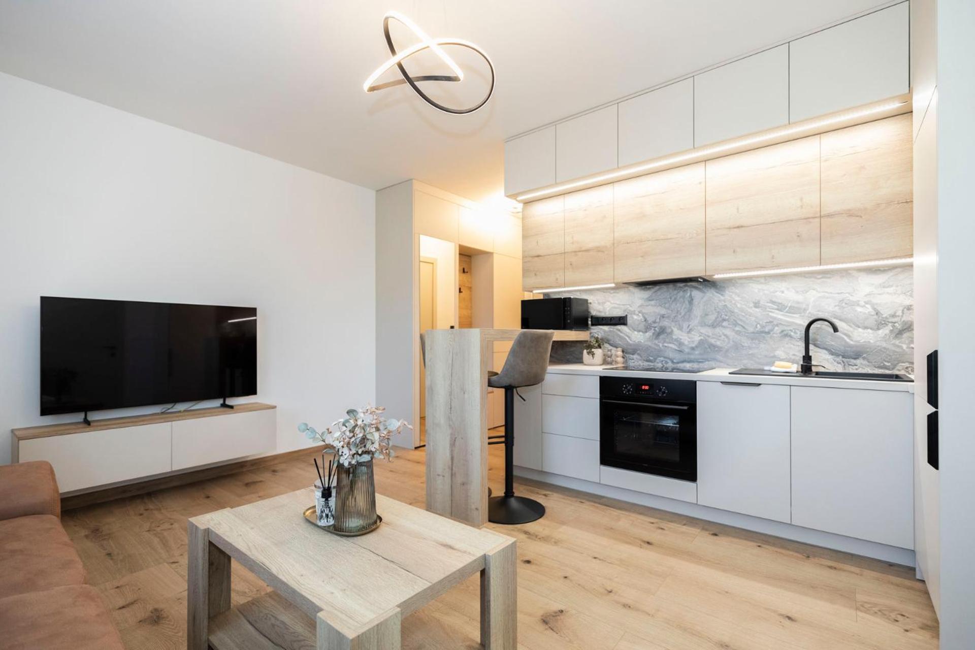 Alure Residences 9 & 24H Self Check-In, Private Parking In Front Of The Apartment Building Included, New Building, Terrace, The Apartment Building Has Its Own Park With A Lake And Outdoor Fitness, Children'S Playground, City Center Banská Bystrica Exteriör bild